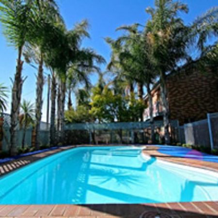 דובו Cattlemans Country Motor Inn & Serviced Apartments מראה חיצוני תמונה