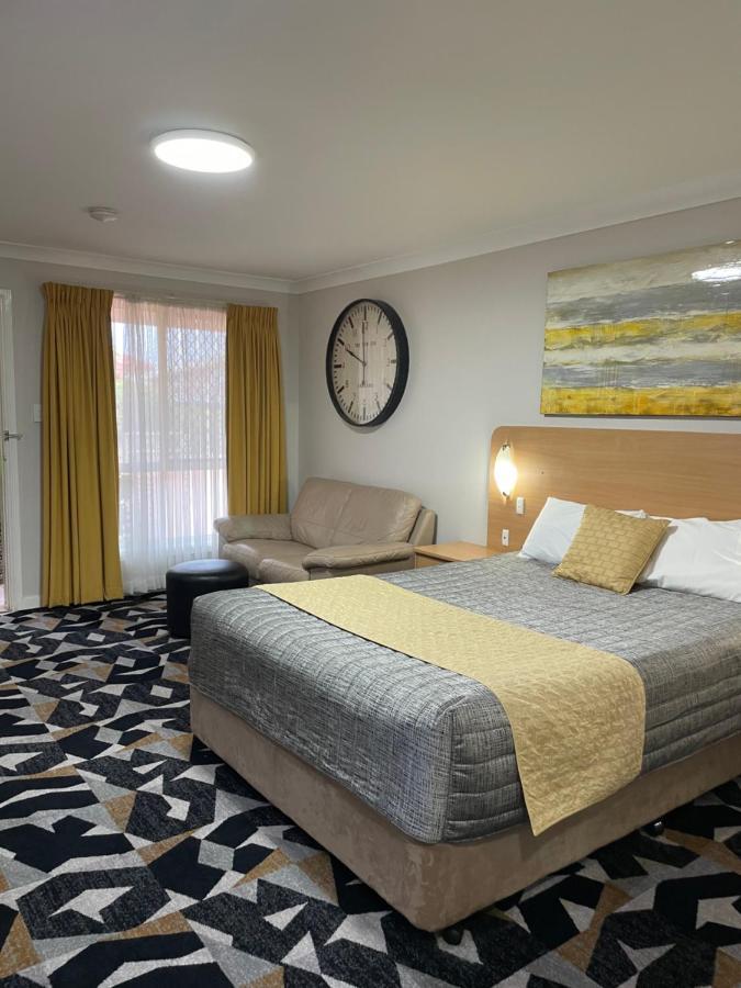 דובו Cattlemans Country Motor Inn & Serviced Apartments מראה חיצוני תמונה