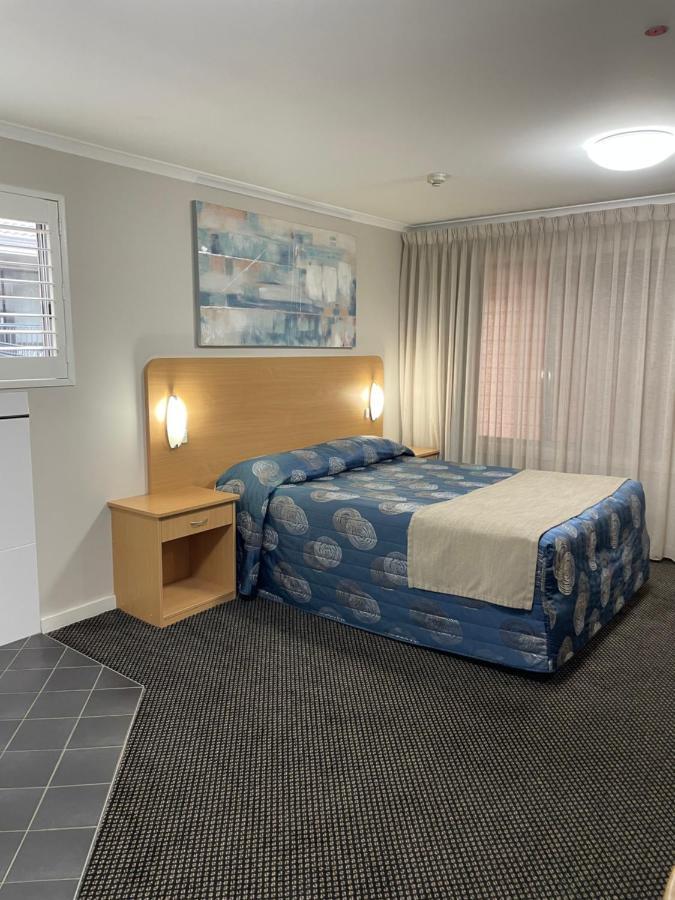 דובו Cattlemans Country Motor Inn & Serviced Apartments מראה חיצוני תמונה
