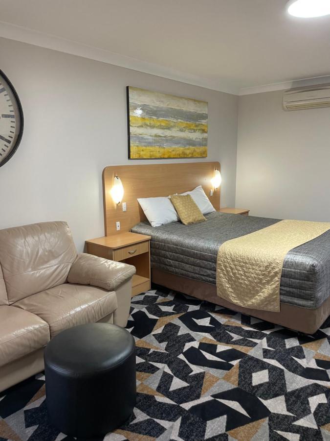 דובו Cattlemans Country Motor Inn & Serviced Apartments מראה חיצוני תמונה