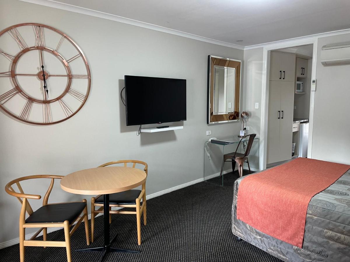 דובו Cattlemans Country Motor Inn & Serviced Apartments מראה חיצוני תמונה