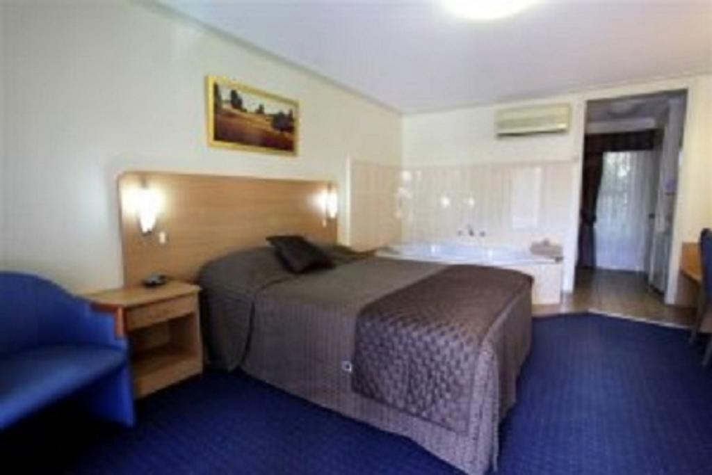 דובו Cattlemans Country Motor Inn & Serviced Apartments חדר תמונה