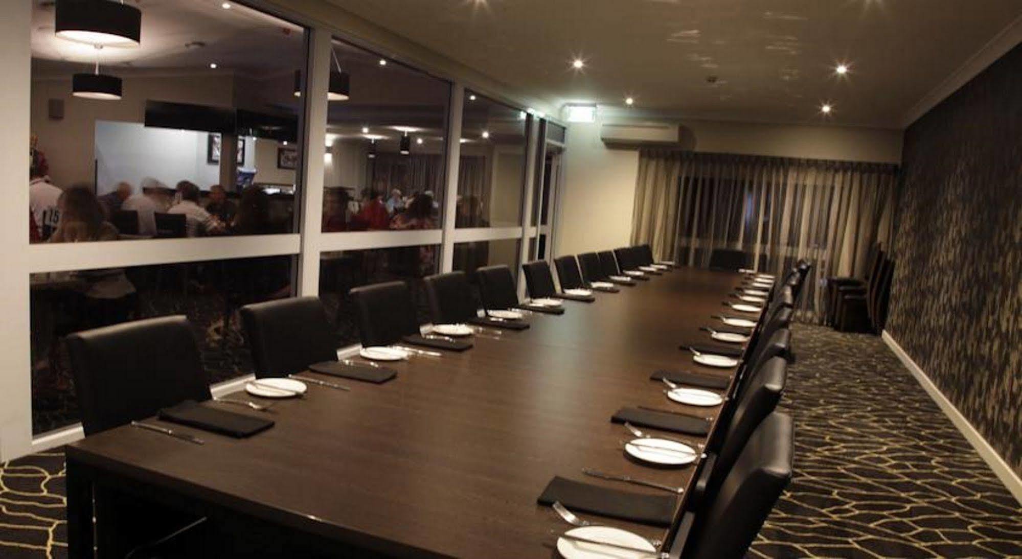 דובו Cattlemans Country Motor Inn & Serviced Apartments מראה חיצוני תמונה