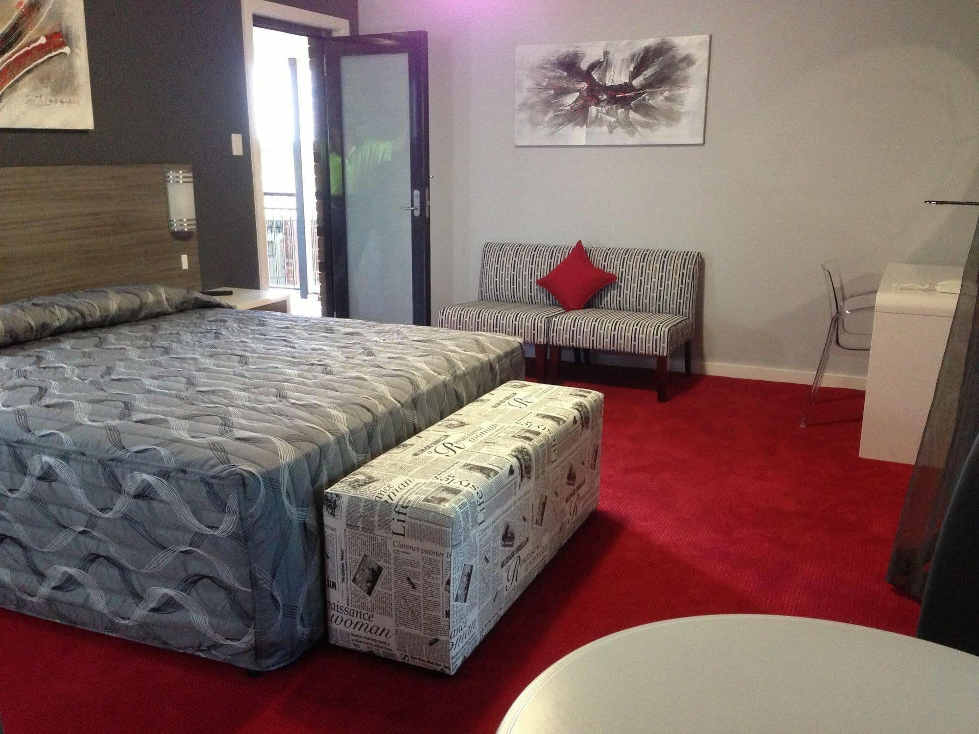 דובו Cattlemans Country Motor Inn & Serviced Apartments מראה חיצוני תמונה