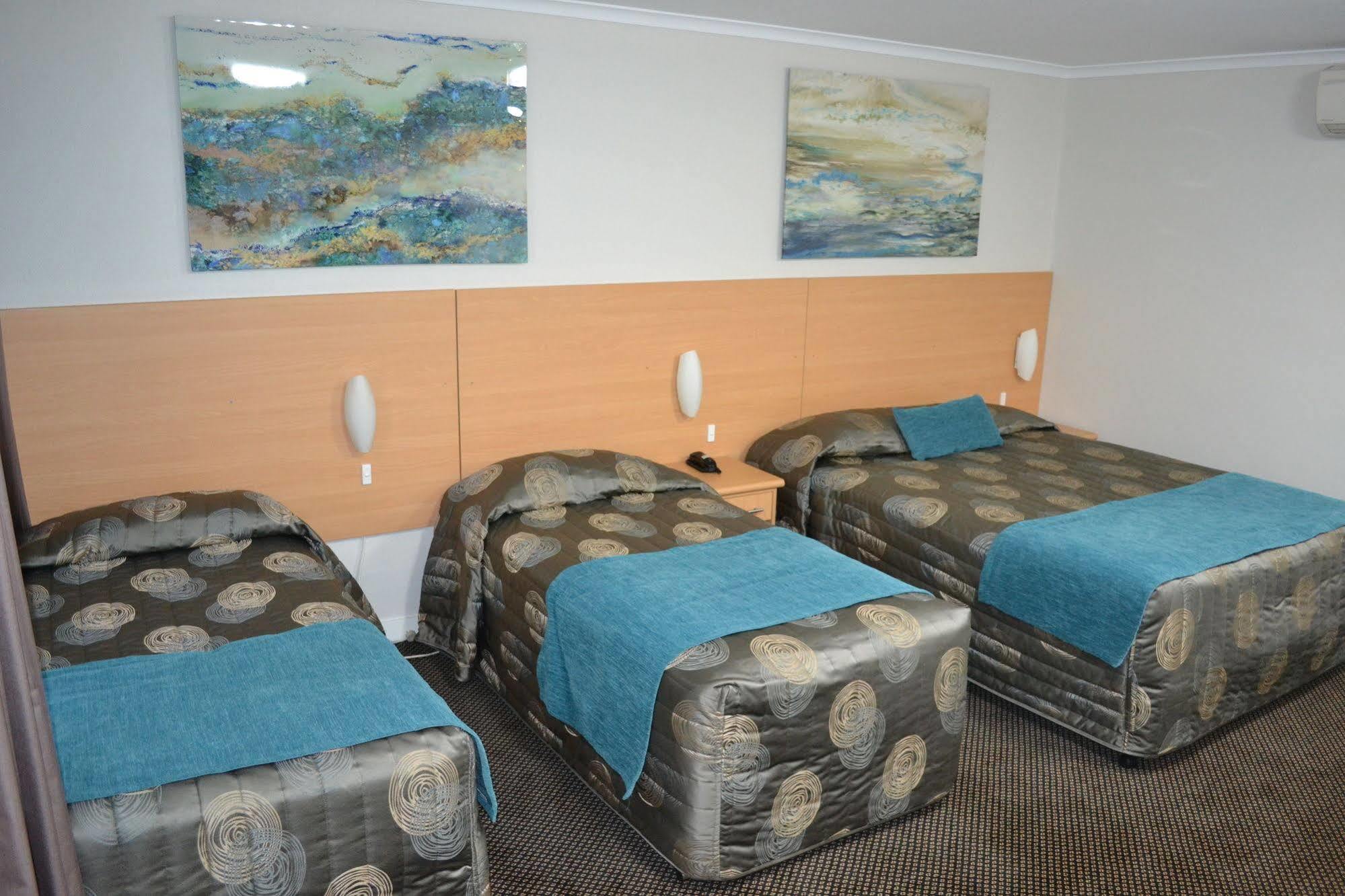 דובו Cattlemans Country Motor Inn & Serviced Apartments מראה חיצוני תמונה