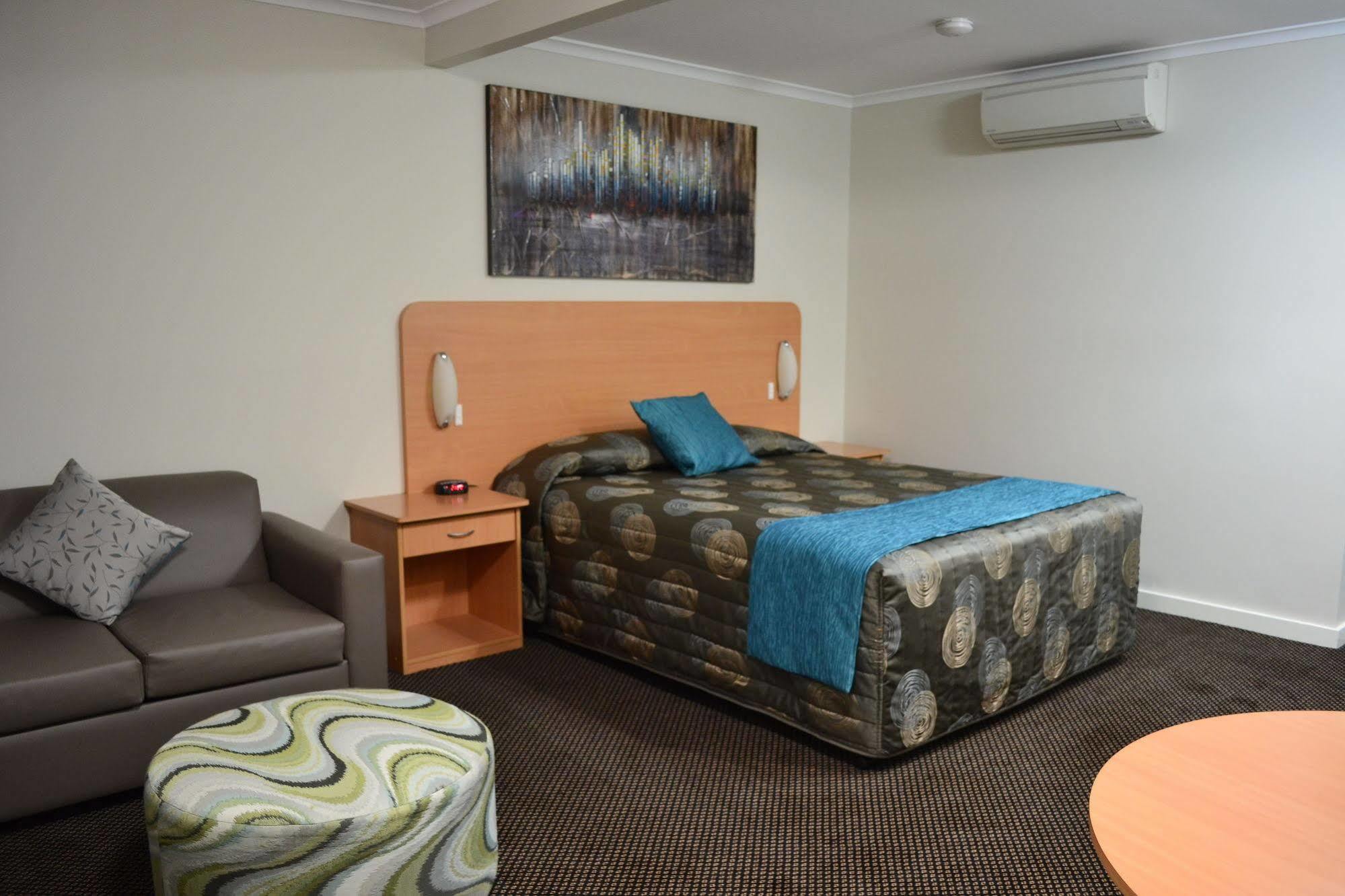 דובו Cattlemans Country Motor Inn & Serviced Apartments מראה חיצוני תמונה