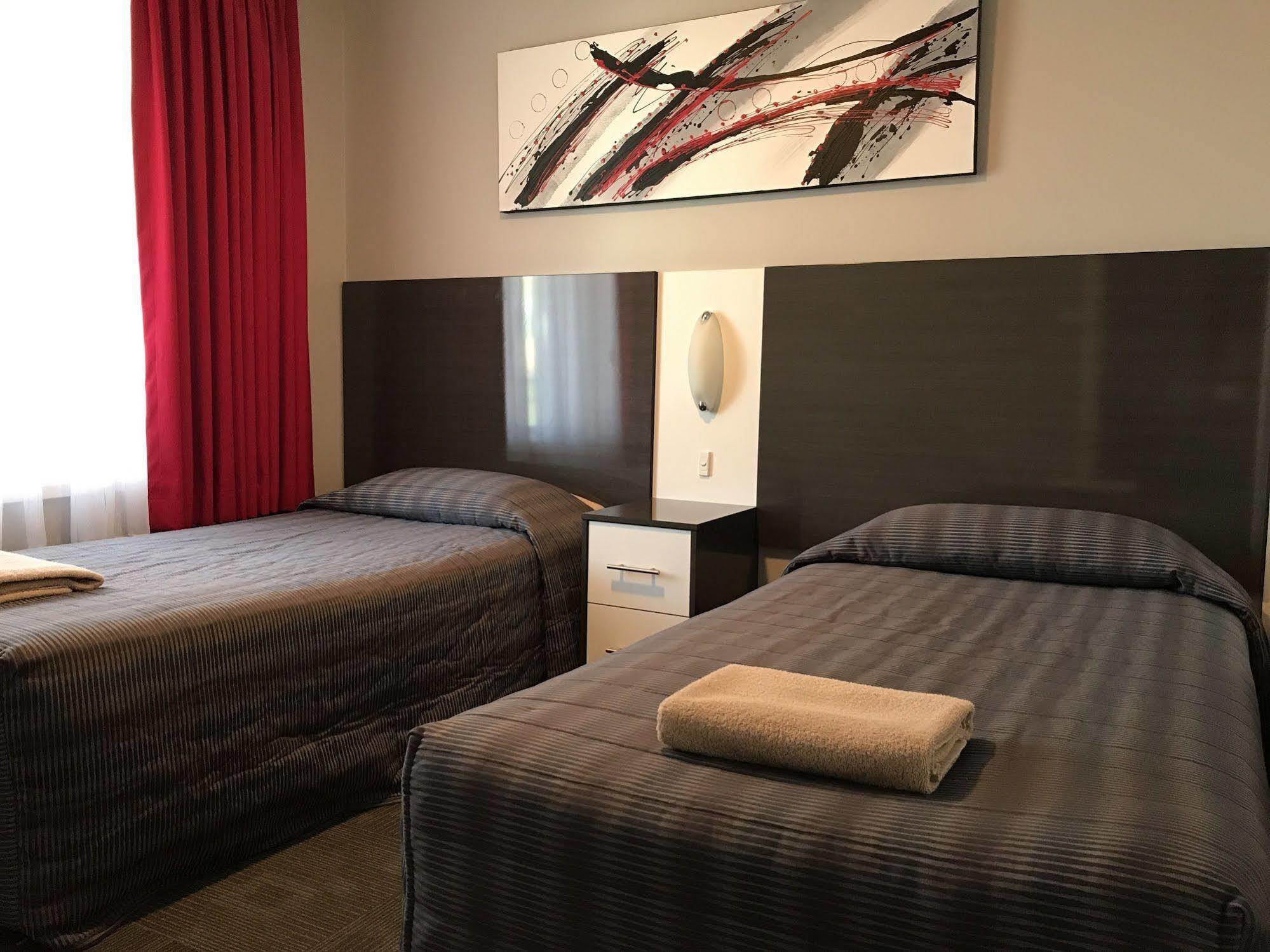דובו Cattlemans Country Motor Inn & Serviced Apartments מראה חיצוני תמונה