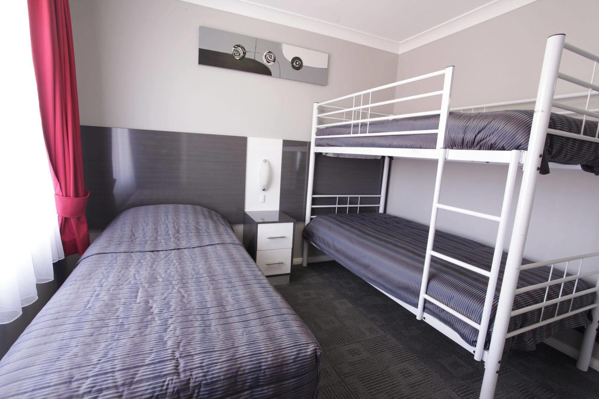 דובו Cattlemans Country Motor Inn & Serviced Apartments מראה חיצוני תמונה