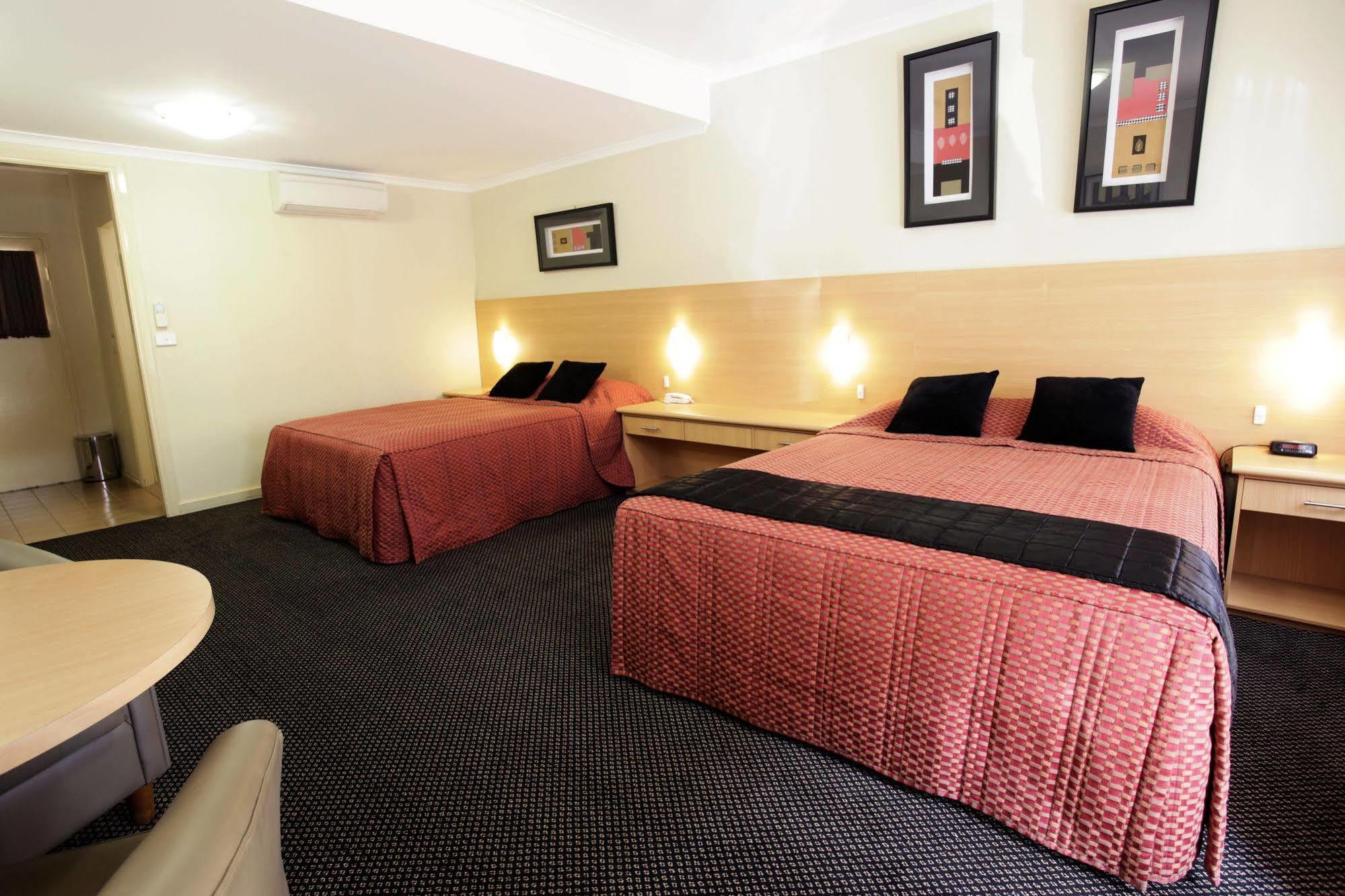דובו Cattlemans Country Motor Inn & Serviced Apartments מראה חיצוני תמונה