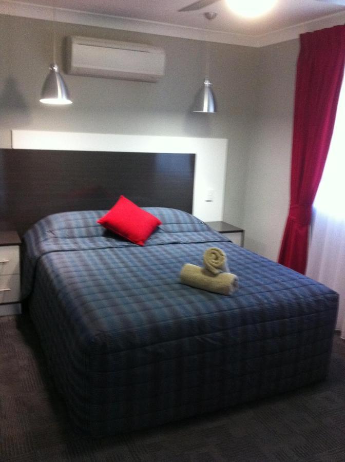 דובו Cattlemans Country Motor Inn & Serviced Apartments מראה חיצוני תמונה