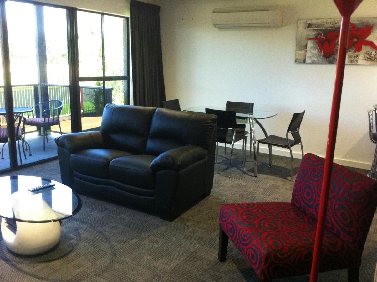 דובו Cattlemans Country Motor Inn & Serviced Apartments מראה חיצוני תמונה