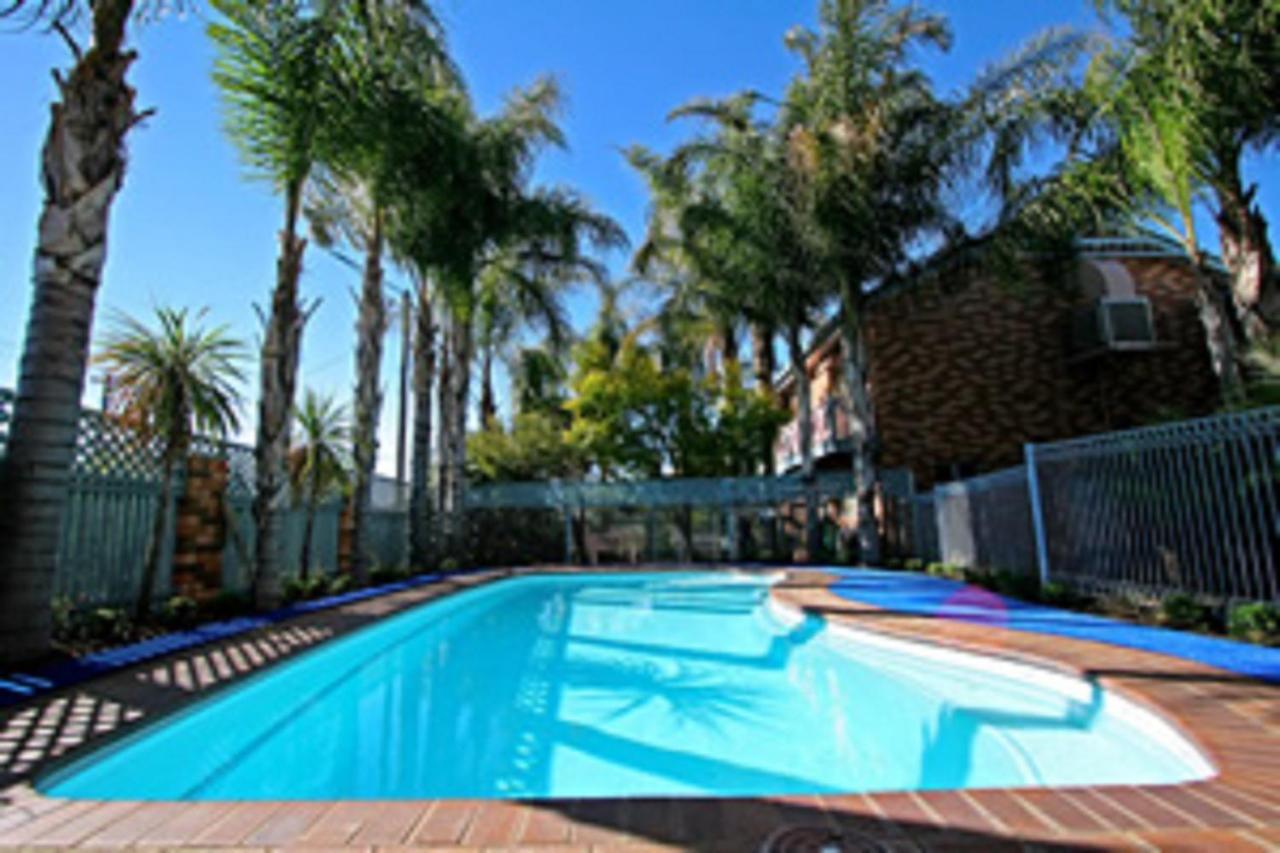 דובו Cattlemans Country Motor Inn & Serviced Apartments מראה חיצוני תמונה